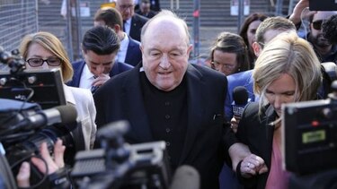 Dimite el obispo australiano condenado por encubrir abusos
