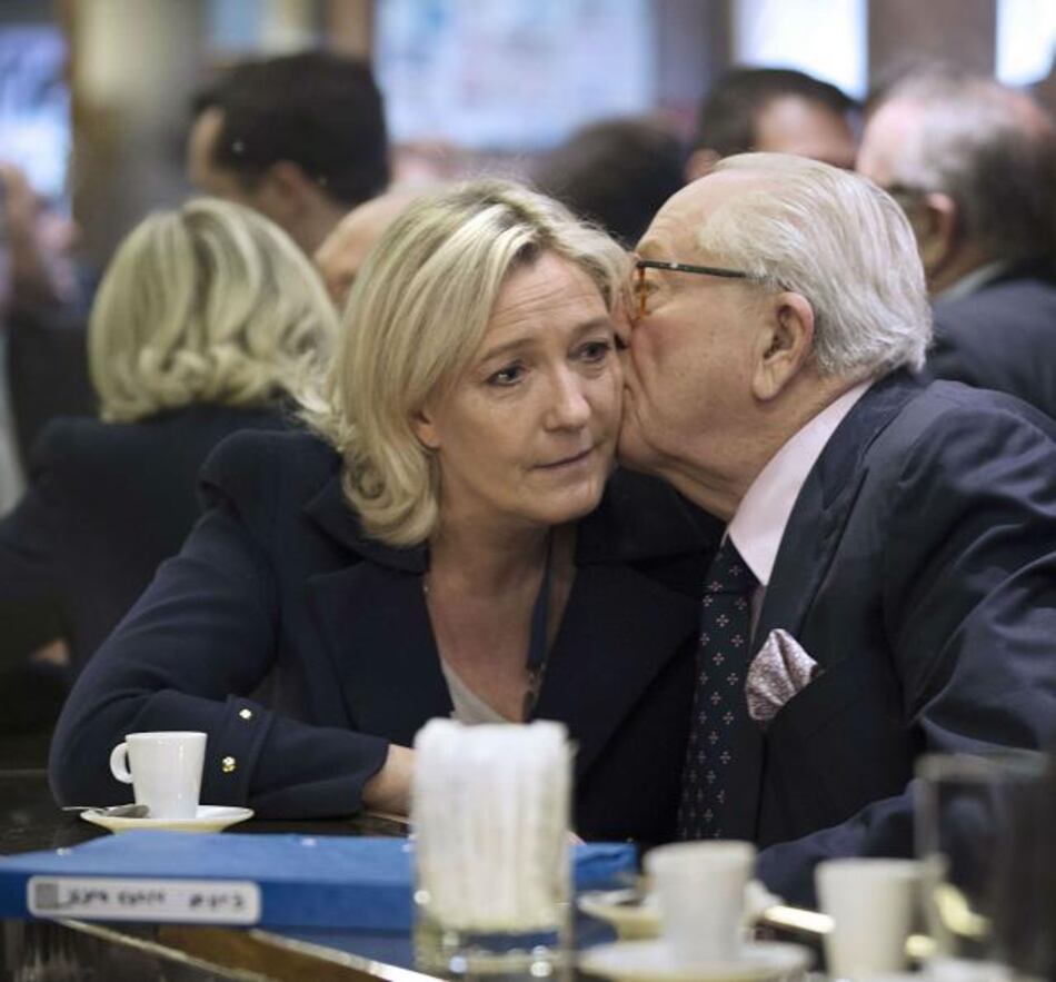 Demandarán a la revista 'Minute' por revelar embarazo de parlamentaria