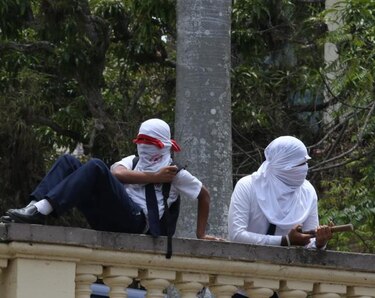 Ordenan cierre del Instituto Nacional; varios estudiantes fueron retenidos