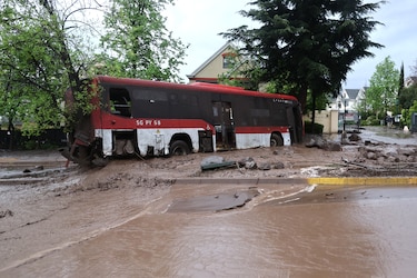 Decretan estado de catástrofe en zona este de Santiago de Chile, arrasada por torrente de agua