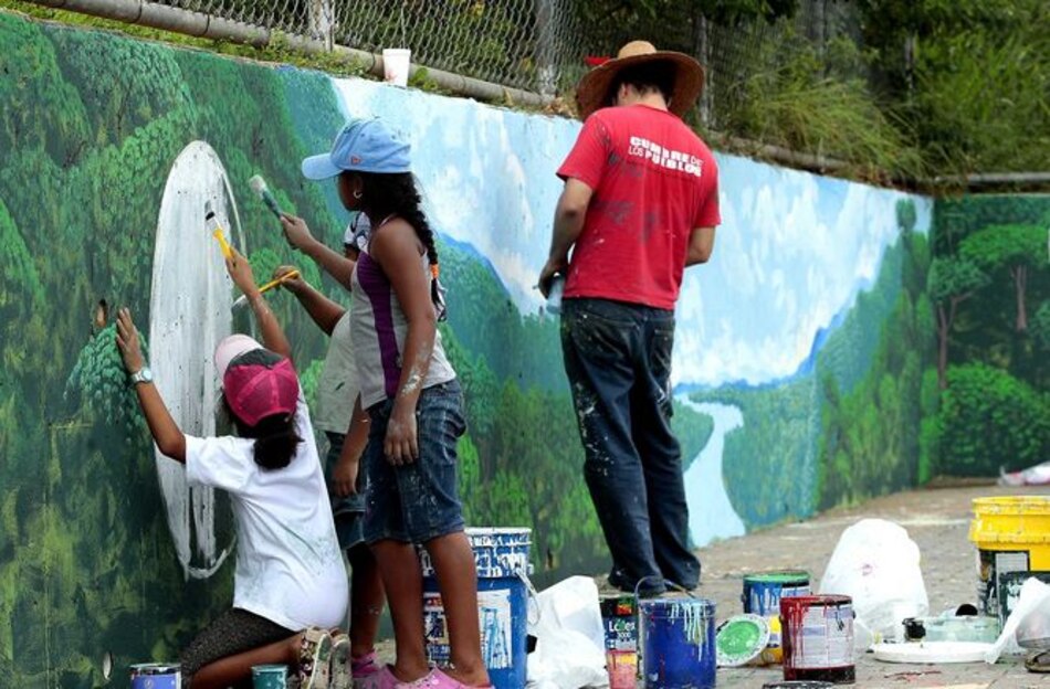 El Kolectivo vuelve a pintar mural en homenaje a los mártires del 9 de enero