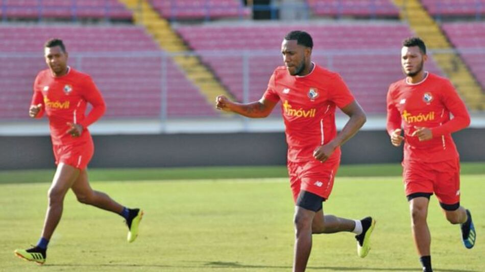 Román Torres se presenta a los entrenamientos de la selección