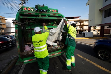 Fiscalía ubica camión compactador y otros seis vehículos perdidos de la Autoridad de Aseo en un taller de Juan Díaz