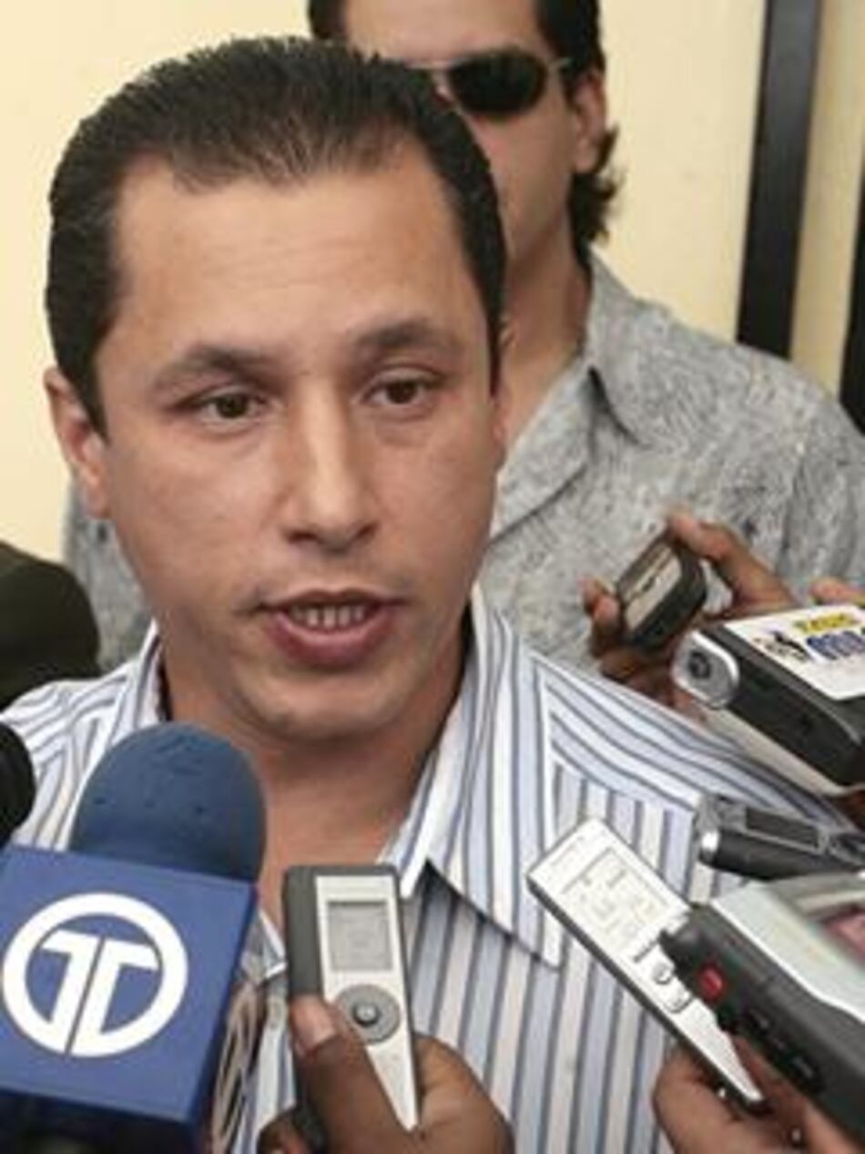 Velásquez Abood entrega lista de donantes