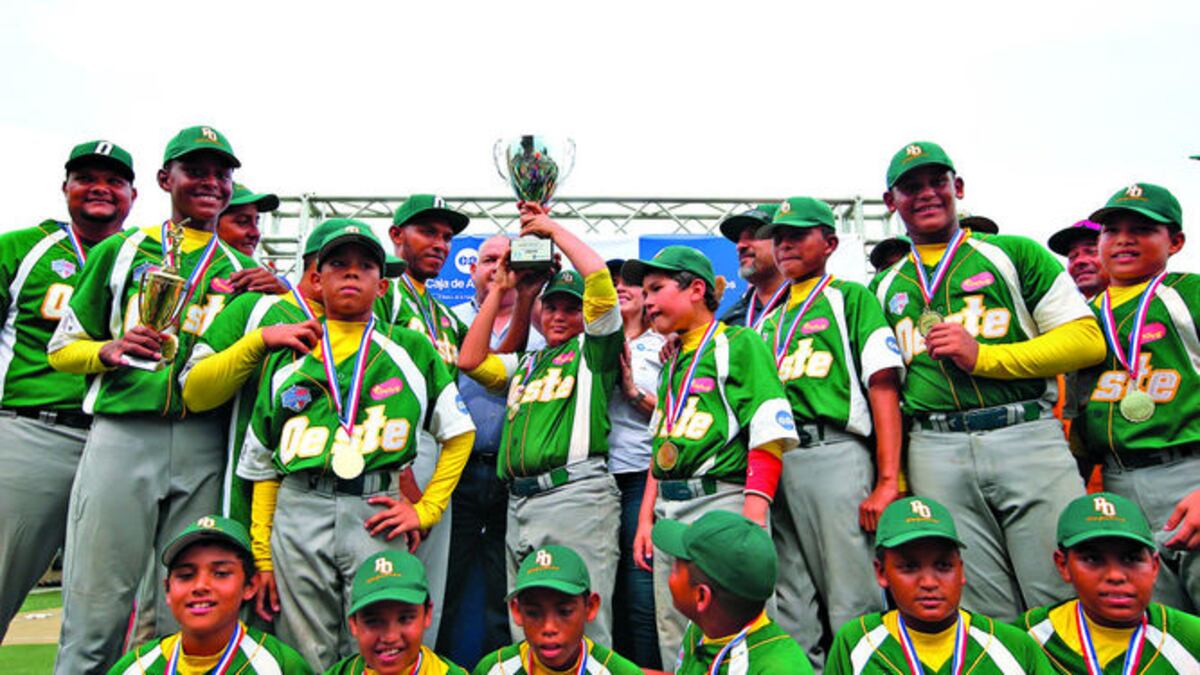 Los campeones posan con el trofeo que ganaron tras una semana de competencia.