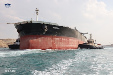 Remolcan con éxito por el canal de Suez el petrolero atacado por los hutíes en agosto