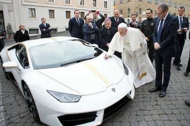 Papa subastará Lamborghini para ayudar a cristianos en Irak