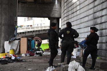 Recogen a los indigentes que estaban en las calles cercanas a la Asamblea Nacional, previo al 1 de julio