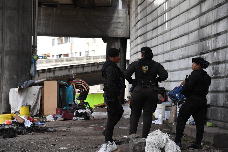 Recogen a los indigentes que estaban en las calles cercanas a la Asamblea Nacional, previo al 1 de julio