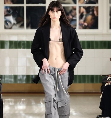 El pantalón cargo, una prenda centenaria que se renueva en pasarelas de moda