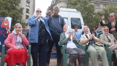 Madres de Plaza de Mayo rechazan carteles instalados sobre sus pañuelos