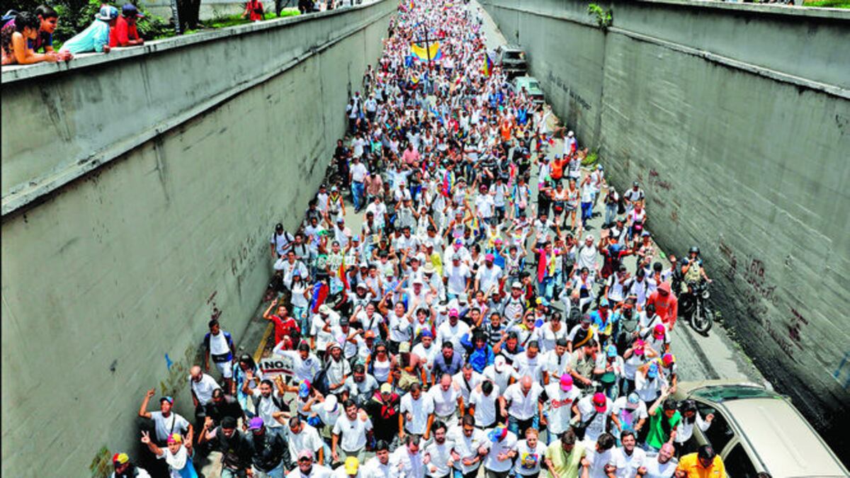 Los dirigentes de la oposición encabezaron una marcha que fue acompañada por miles de personas.