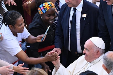 El papa Francisco almorzó con jóvenes y hablaron de aborto, eutanasia y de no olvidar a los abuelos