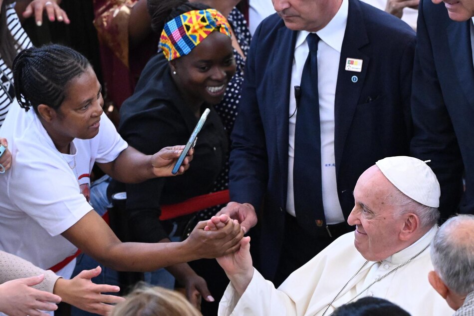 El papa Francisco almorzó con jóvenes y hablaron de aborto, eutanasia y de no olvidar a los abuelos