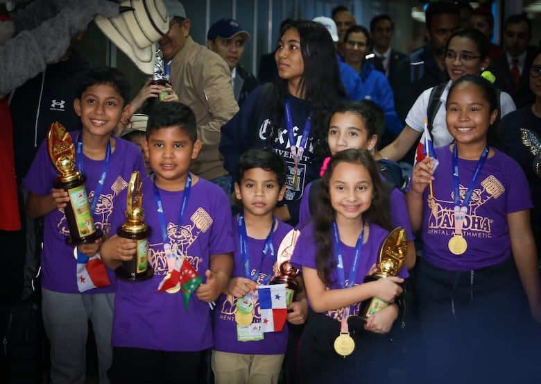 10 niños panameños que triunfaron en campeonato mundial de aritmética mental regresan al país