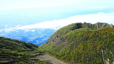 Ver el horizonte desde la cima del volcán