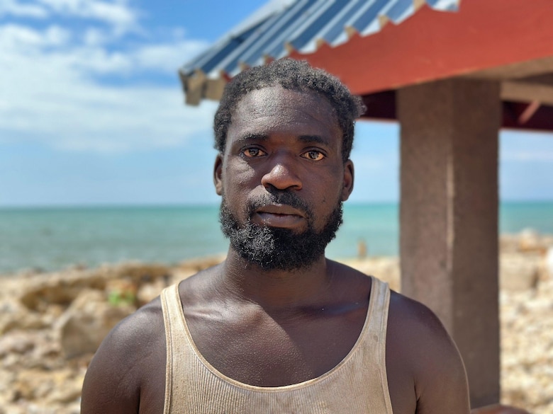 Buscando cualquier cosa para comer por las calles: la desesperación en Jamaica tras la devastación causada por el huracán Melissa