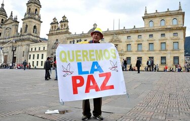 FARC comienza a destruir explosivos tras entrar en vigencia paz en Colombia