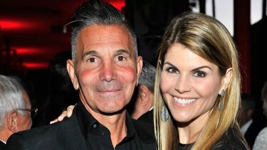 Se entrega la actriz Lori Loughlin tras el escándalo de sobornos en universidades