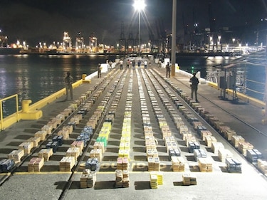Imputan cargos y dictan detención a 10 hombres por carguero con droga valorada en más de $200 millones