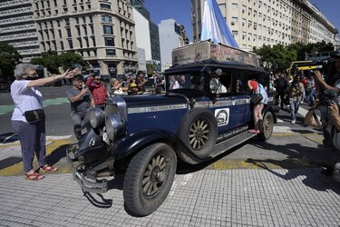 Sueño cumplido: viajar por el mundo en un auto antiguo durante 22 años