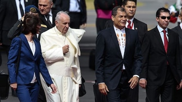 Papa Francisco llega a Quito en su segundo viaje a Sudámerica