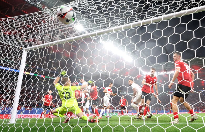 Demiral se impone a balón parado y mete a Turquía en cuartos de la Eurocopa