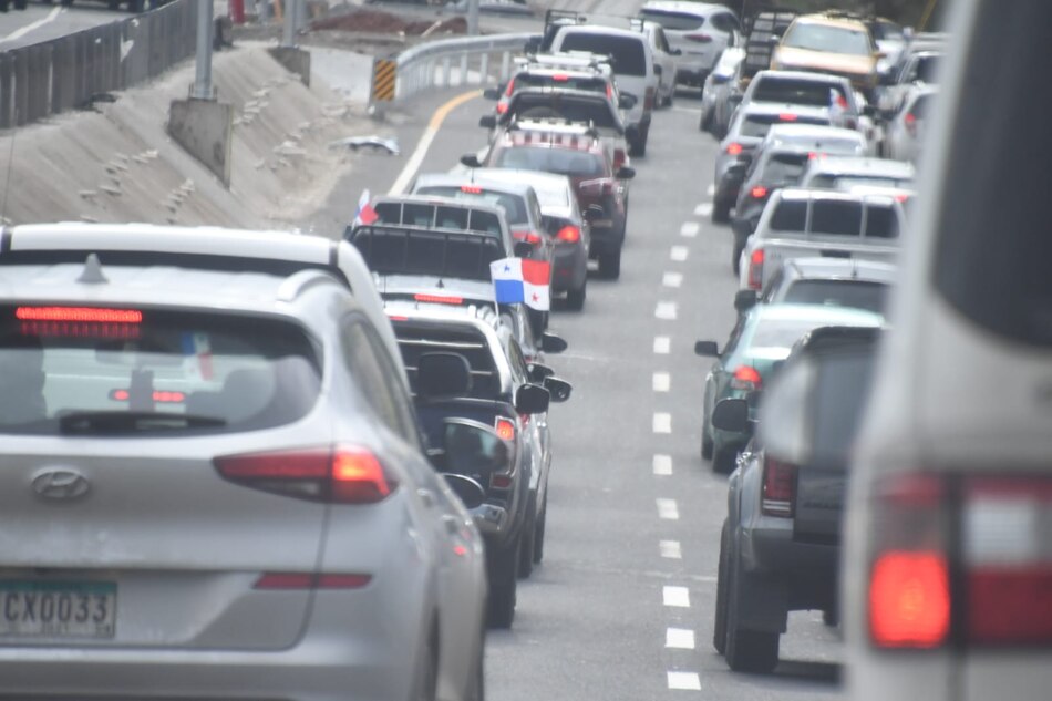 Conductores enfrentan tráfico lento rumbo al interior