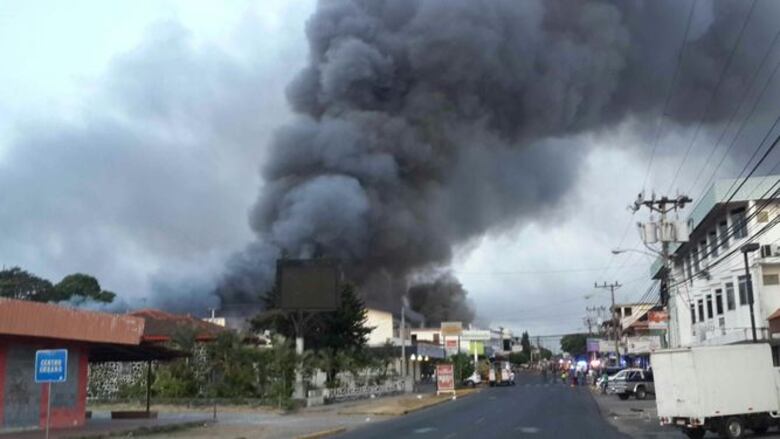 Controlan incendio en Santiago; reubicarán a trabajadores