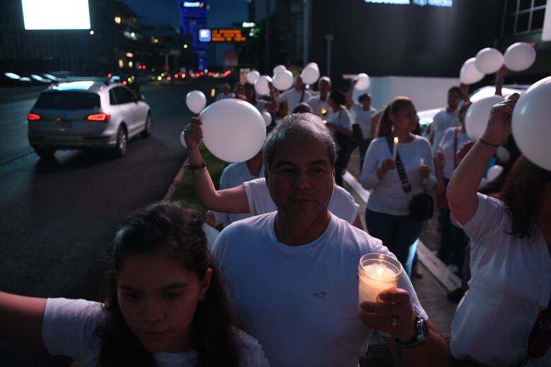 Pacientes y familiares se unen en vigilia por neonatólogo: segunda protesta en dos días