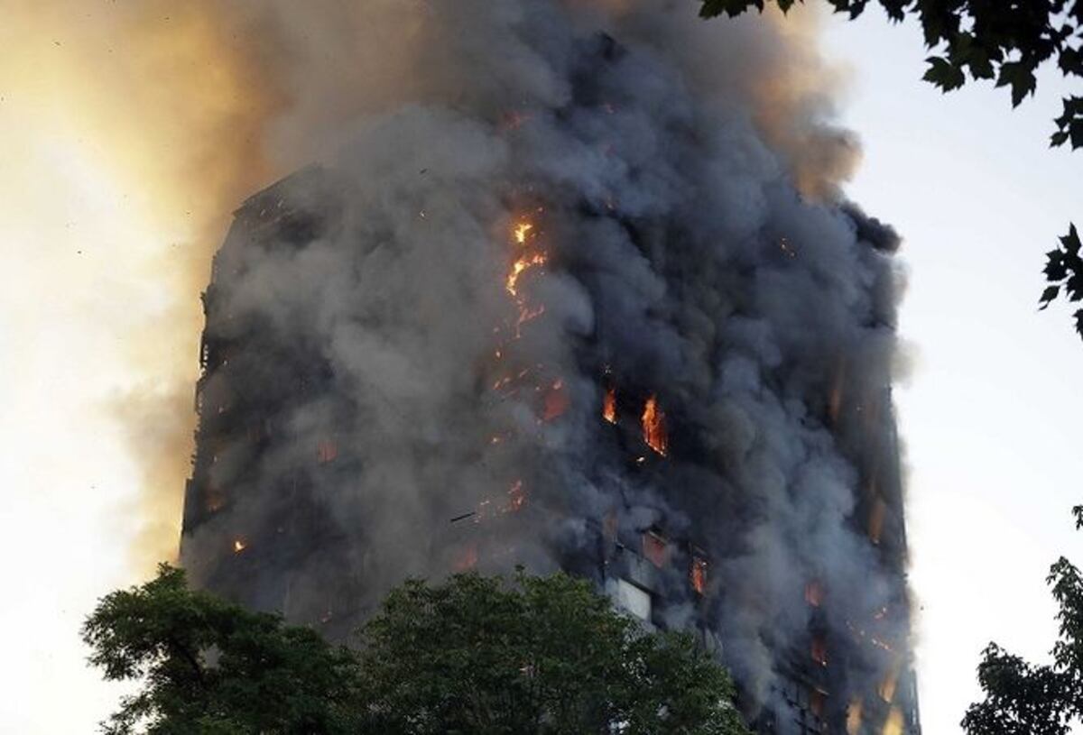 Londres: al menos 30 heridos por incendio en edificio de 27 pisos
