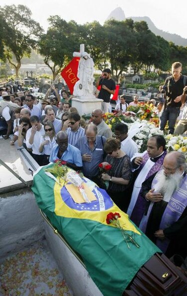 Oscar Niemeyer es sepultado en medio de aplausos, oraciones y cánticos