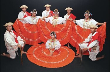 Un ‘ballet’ nacional folclórico visita un festival español