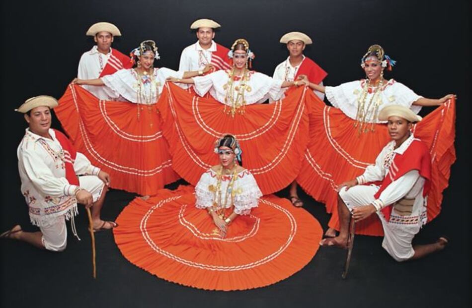 Un ‘ballet’ nacional folclórico visita un festival español