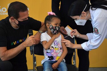 Brasil bate récord de casos diarios de covid: 137,103