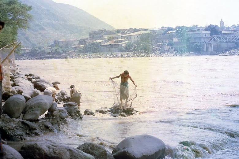 Dividiendo las partes entre pescadores del Magdalena, 1970