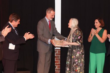 Felipe VI entrega el premio Joan Margarit a la poeta Sharon Olds en Nueva York