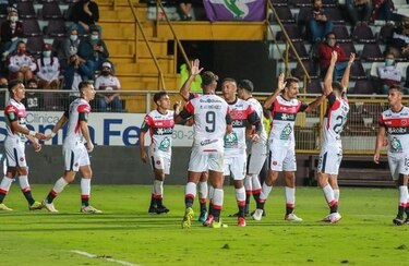 Saprissa venció 2-1 al Alajuelense de Gaby Torres; el panameño anotó un gol