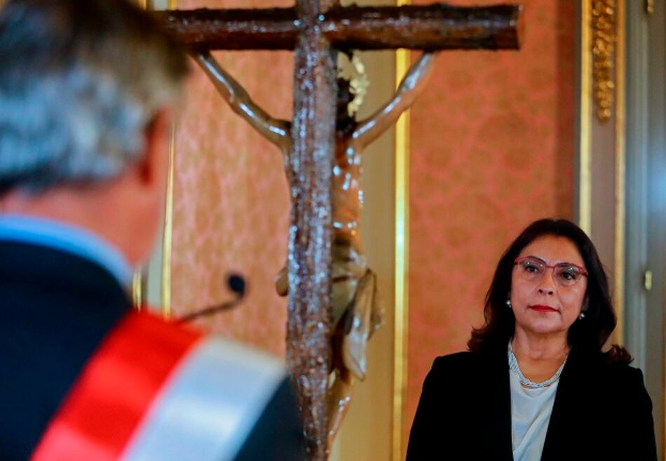 Nuevo presidente de Perú designa gabinete encabezado por abogada feminista