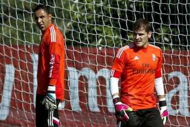 Iker Casillas felicita a Keylor Navas por su debut en el Santiago Bernabéu