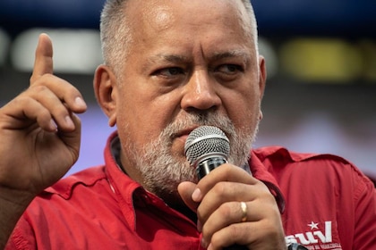 Cabello dice que la eventual reapertura de embajadas con EU busca proteger a Maduro
