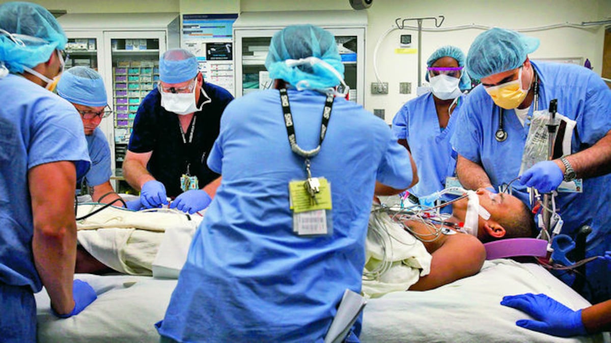 El personal de trauma incluye el paramédico, todo el quipo del cuarto de urgencias, médicos, enfermeras y camilleros. Según el caso, el paciente necesitará ser operado. MCT Direct