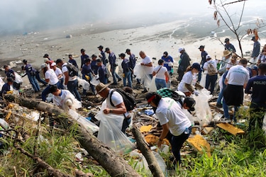 Navarro dice que Panamá se está ahogando en basura; se recogen 35 toneladas de desechos en dos playas de la capital
