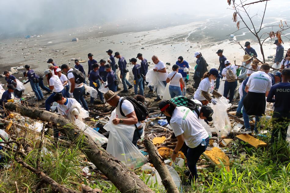 Navarro dice que Panamá se está ahogando en basura; se recogen 35 toneladas de desechos en dos playas de la capital