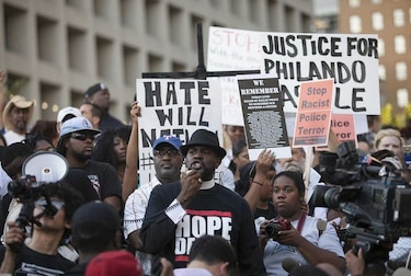 Francotiradores asesinan a cuatro policías durante protesta en Dallas