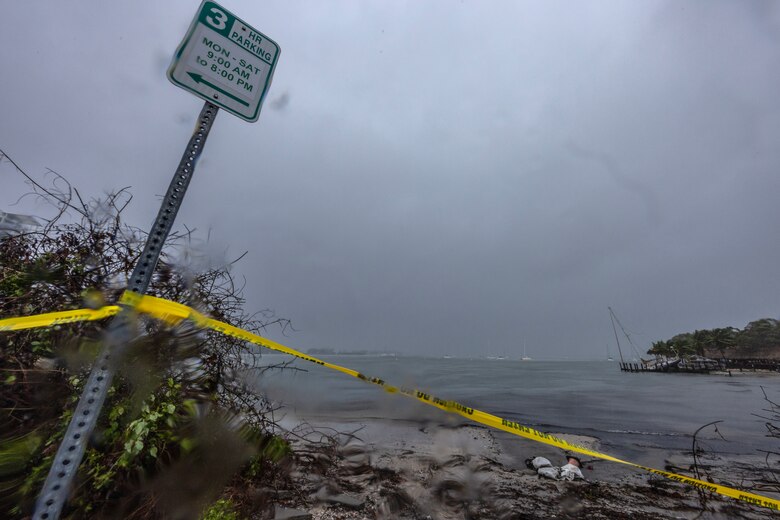 Emiten alerta de tornados para partes del sur de Florida por huracán Milton