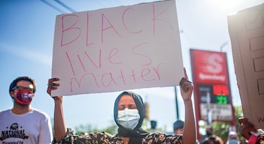 Declaran toque de queda en Minneapolis tras violencia por brutalidad policial