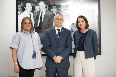 Embajador de Israel resalta la importancia de los medios para la salud de las democracias