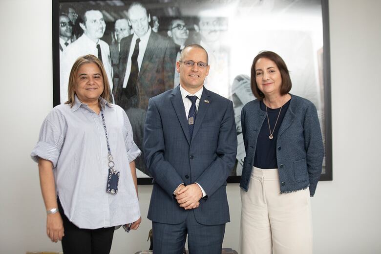 Embajador de Israel resalta la importancia de los medios para la salud de las democracias