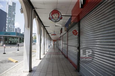 Comercios reanudan con horario restringido